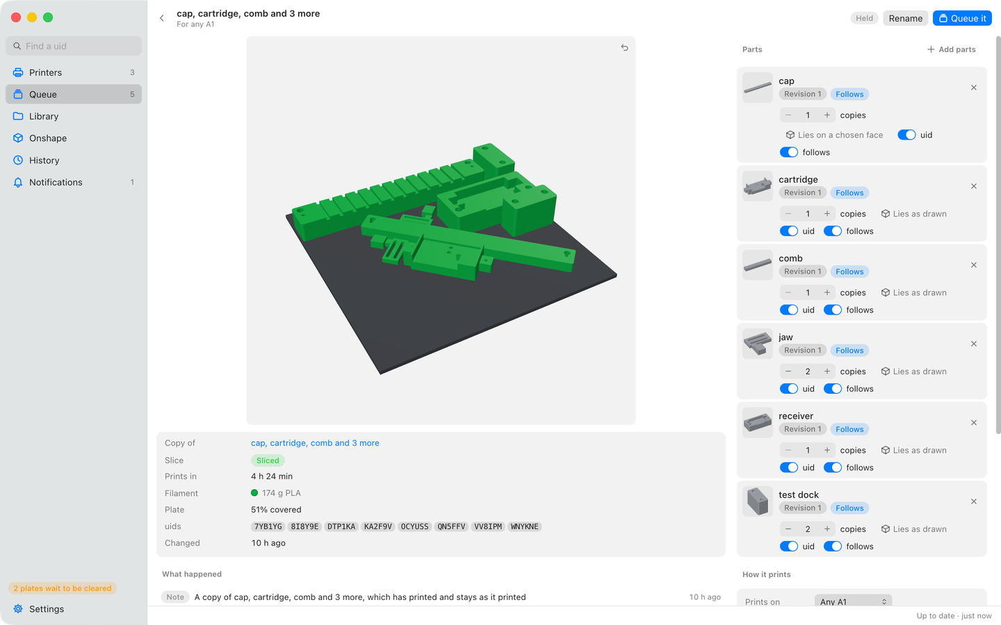 A held bed: six parts on the plate drawn in 3D in green filament, beside its parts with how many copies of each, a uid cut into every copy and whether each follows new versions; below, its slice: 4 h 24 min and 174 g of PLA, with the copies' uids.